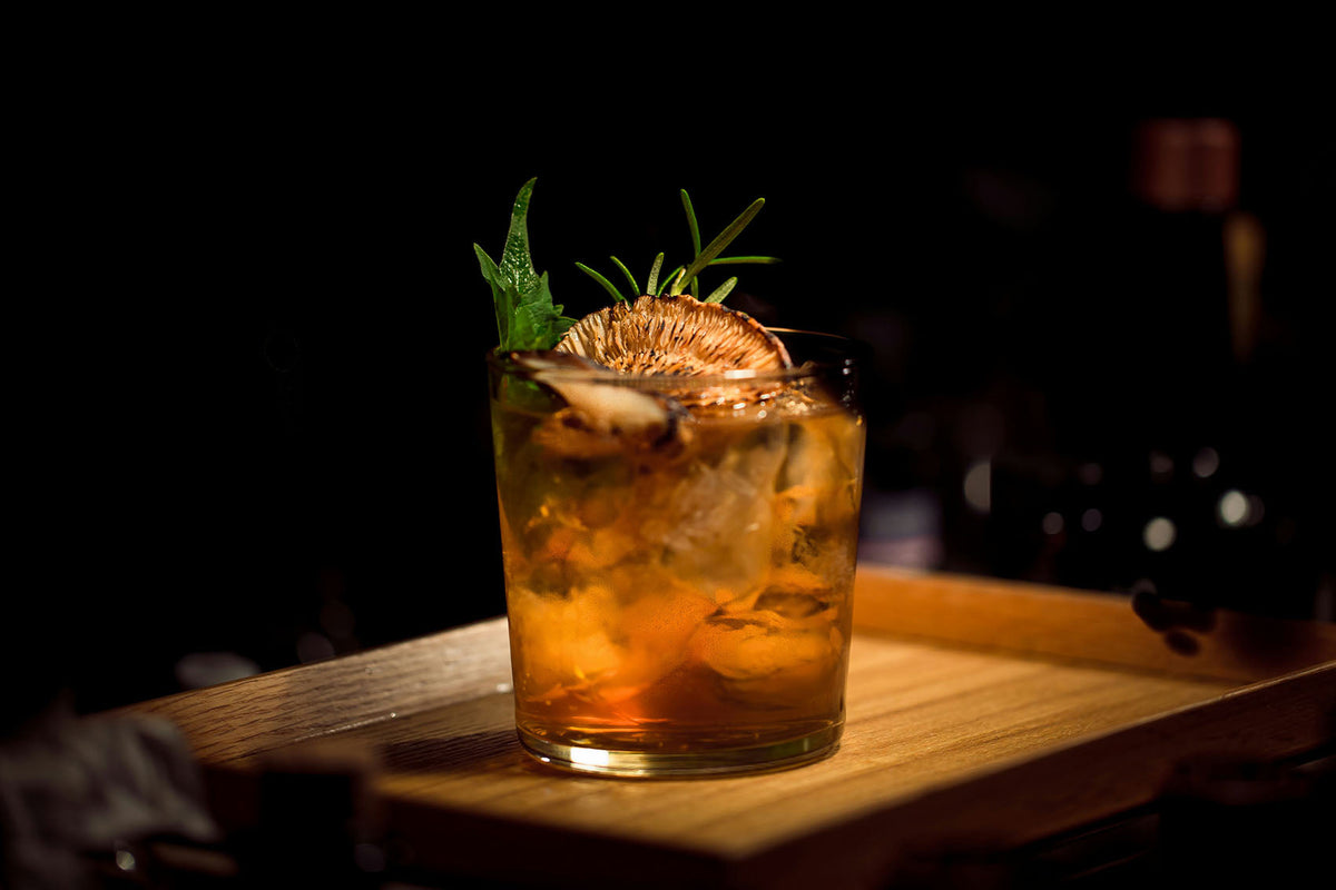 Drink mit Trockenfrucht an einer Bar