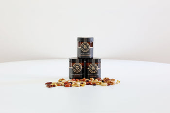 Glasdosen sind nachhaltig und gefüllt mit Nüssen von Burghardt Delicious