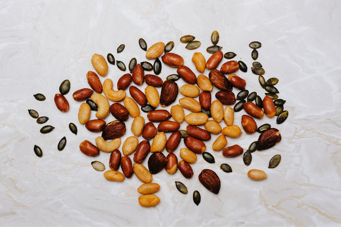 Nussmischung auf Marmorplatte