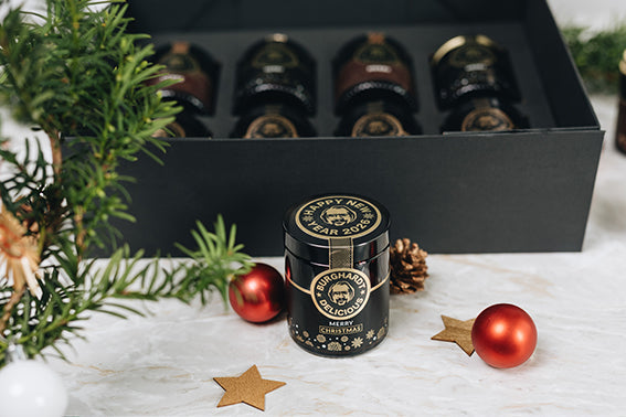 Premium Weihnachtsdose vor der Burghardt Box mit Weihnachtsdekoration