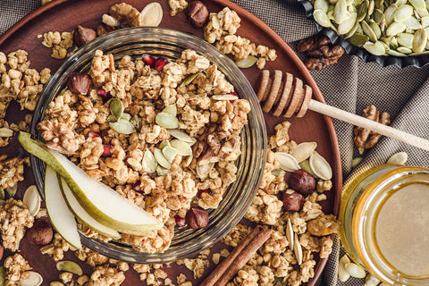 Herbst Müsli mit Birnen, Nüssen, Datteln und Samen