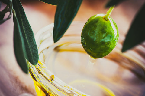 Grüne Olive voll mit Olivenöl