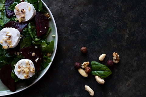 Salat mit frischen Walnüssen und Haselnüssen
