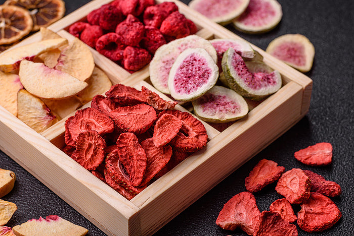 Gefriergetrocknete Früchte Wie Feigen, Erdbeerscheiben, Himbeeren und Pfirsiche